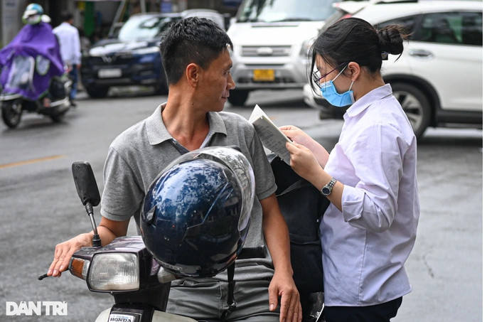 Cha mẹ xót xa khi con quên ăn ngủ đi thi để tranh suất vào đại học