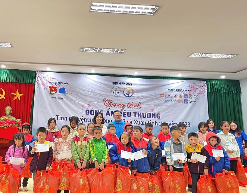 'Đông ấm yêu thương' đến với học sinh xã Chiềng Nơi