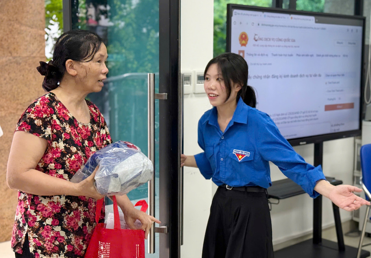 Sinh viên Học viện Thanh thiếu niên Việt Nam hỗ trợ hành chính công tại nhiều phường của Hà Nội